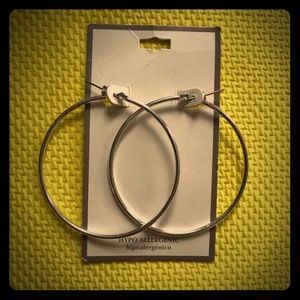 🔆💛Silver tone hoop earrings 💛🔆